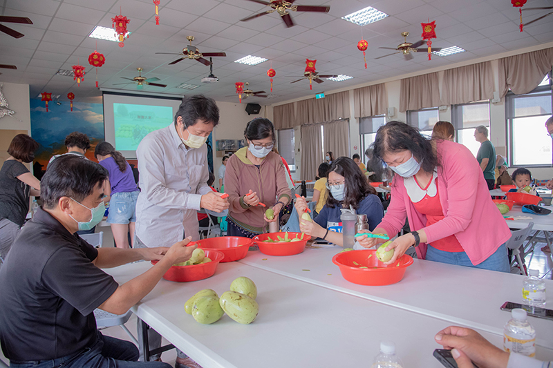 民眾運用新鮮現採的西瓜寶寶製作西瓜綿