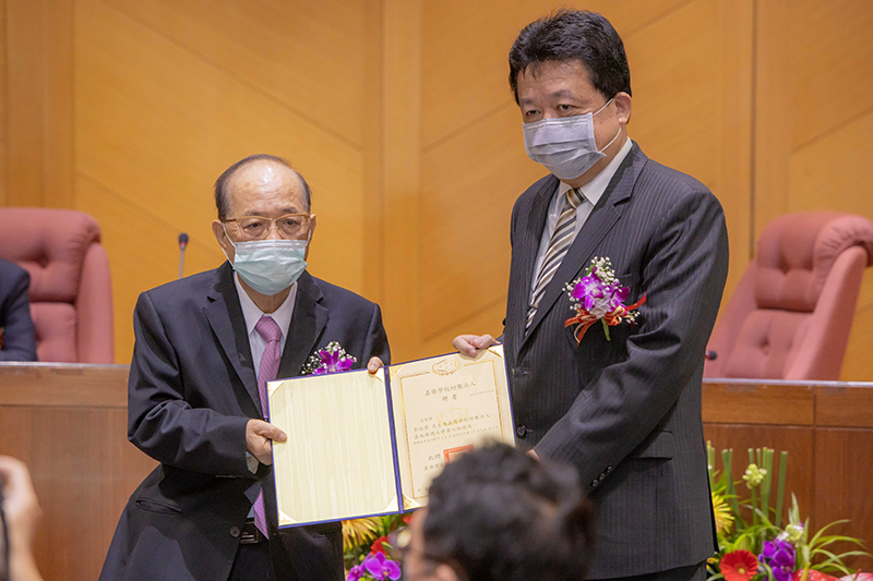 嘉藥董事長王昭雄頒發聘書予第七任校長李孫榮(右)(環工系許竣宇拍攝)