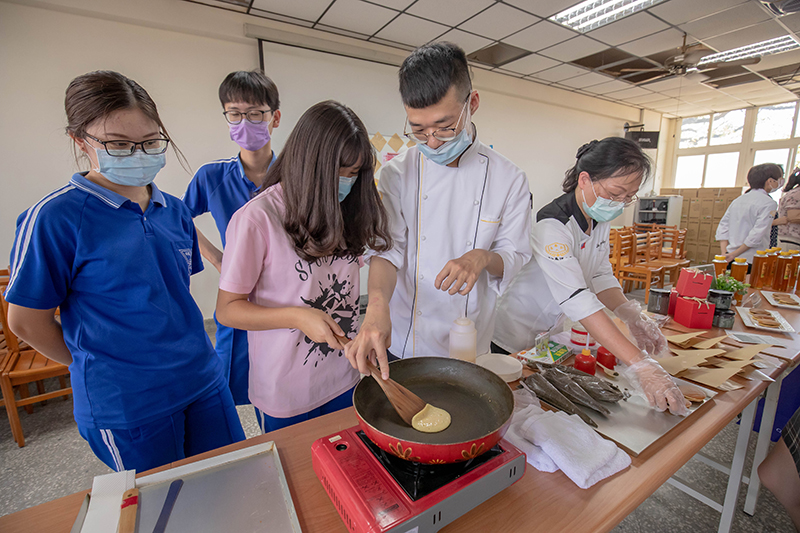 嘉藥學長姐們教導新豐高中學弟妹做蜂蜜芝麻燒