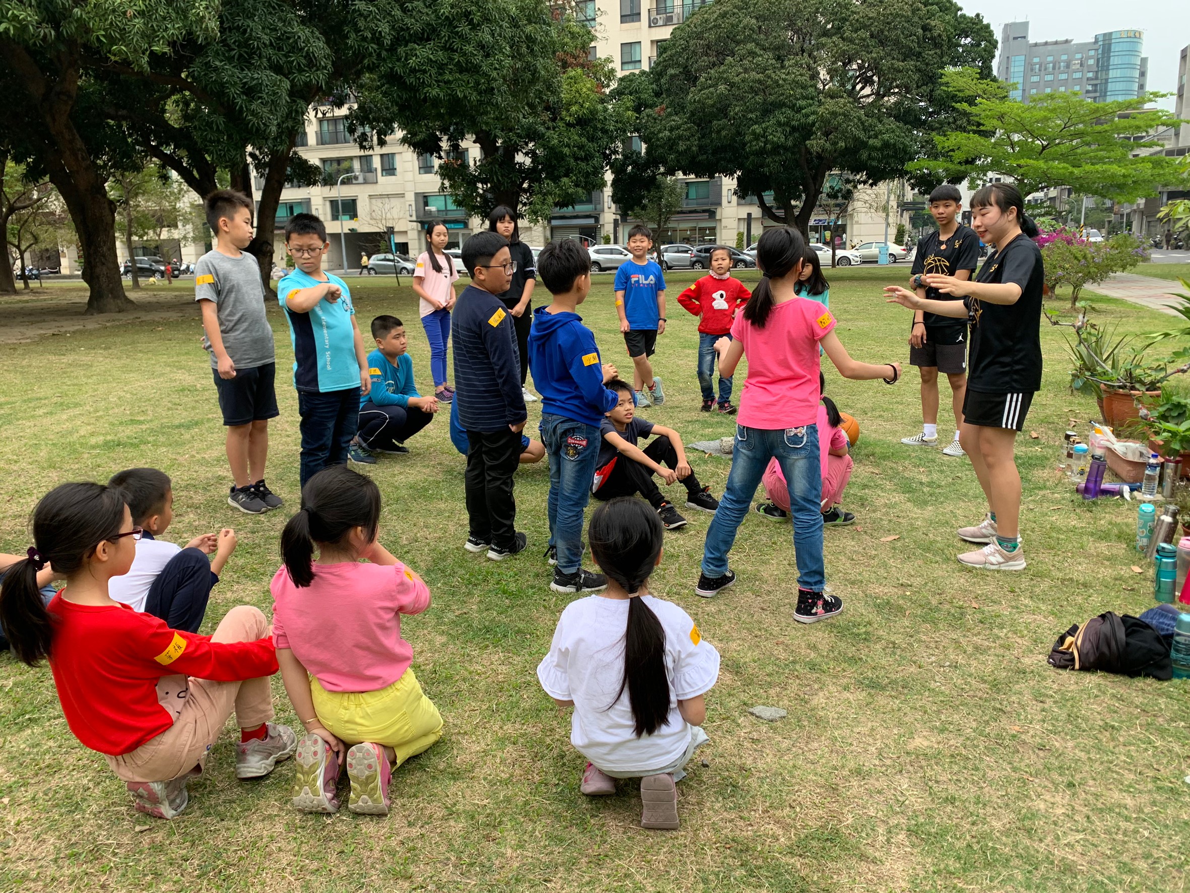 學童在大哥哥姊姊陪伴下十分開心