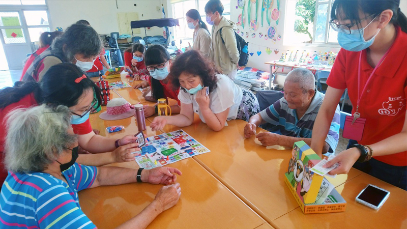 嘉藥老服系同學教導官田區長輩透過遊戲學習食安知識