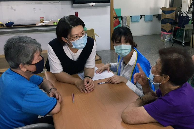 嘉藥保營系師生與多家醫院營養師合作到社區進行保健飲食宣育活動