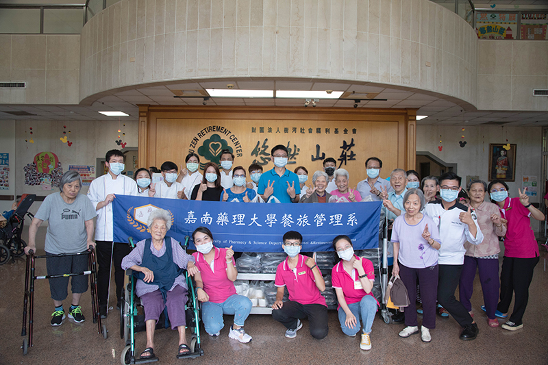 本屆餐旅系同學將畢業製作幻化成愛分享給長照機構，已達感謝父母及師長的培育恩情(餐旅系黃筱茹拍攝)