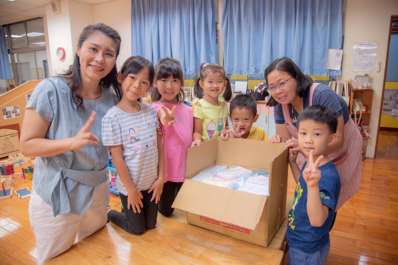 嘉藥幼兒園在陳姿秀老師(左)帶領下一共寄出近1500枚口罩給日本