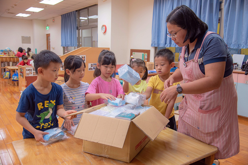 嘉藥幼兒園小朋友在老師帶領下將蒐集到的口罩一一裝箱