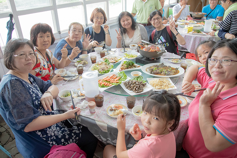 生態旅遊中特別安排品嚐漁村風味餐