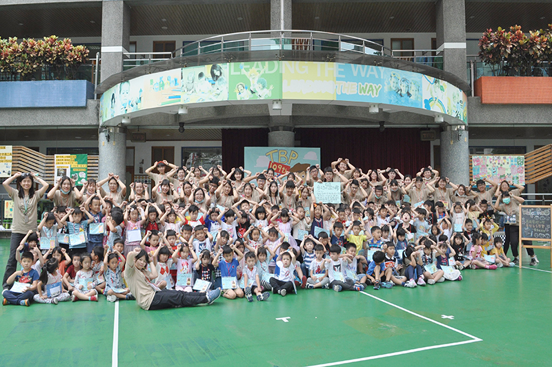 藥學系同學們與幼兒園小朋友合影留念