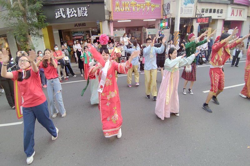 嘉藥觀光系學生沿路載歌載舞，吸引眾人目光