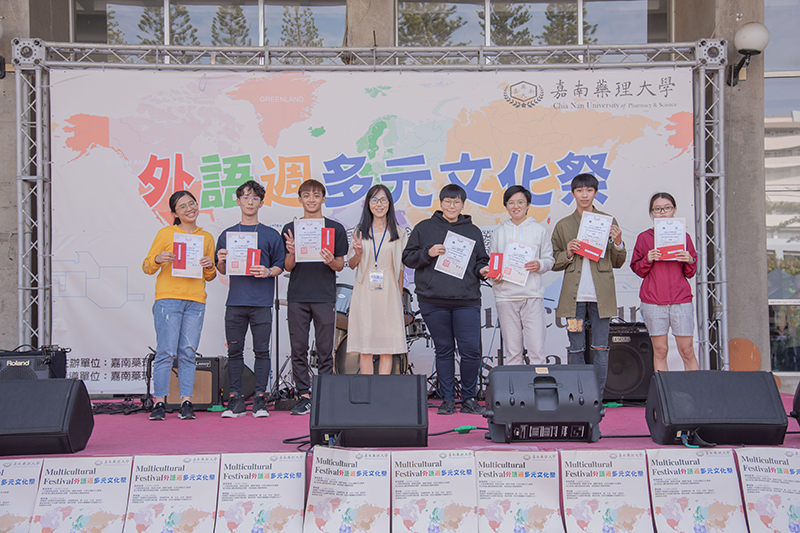 現場頒發「嘉藥好聲音 (Voice of CNU)」英日語歌唱比賽優勝者