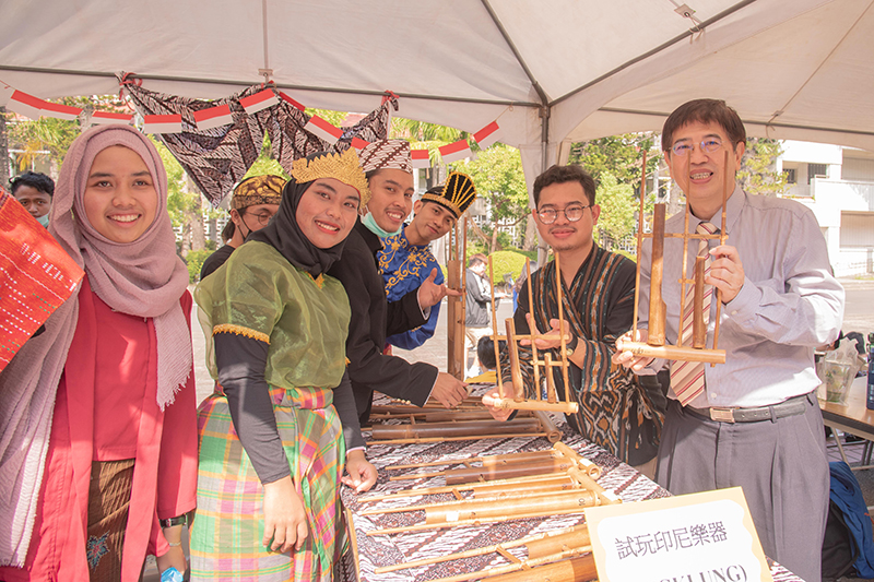 嘉藥副校長楊朝成(左)體驗印尼傳統樂器