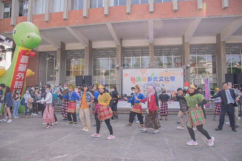 嘉藥國際印尼生帶著學校主管一同唱跳印尼傳統舞蹈