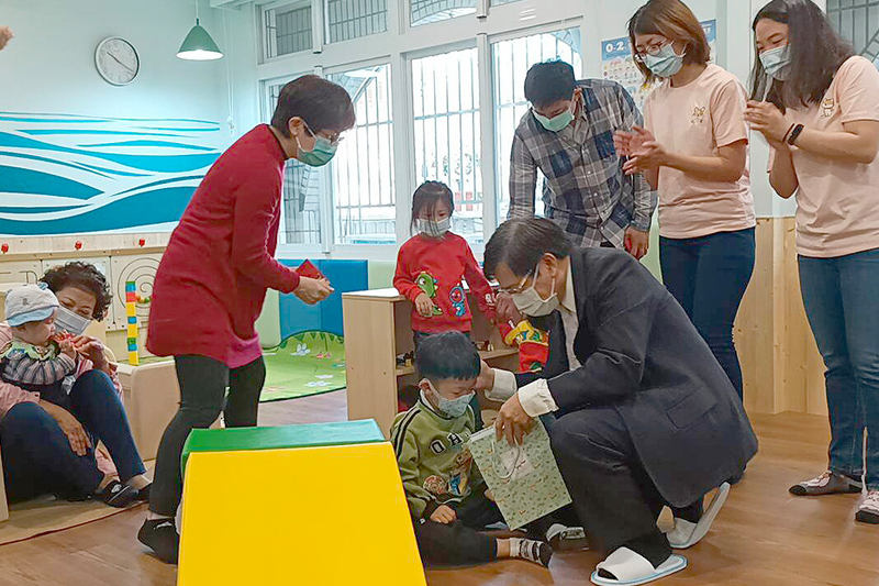 秘書長楊明州親自陪伴幼兒玩耍