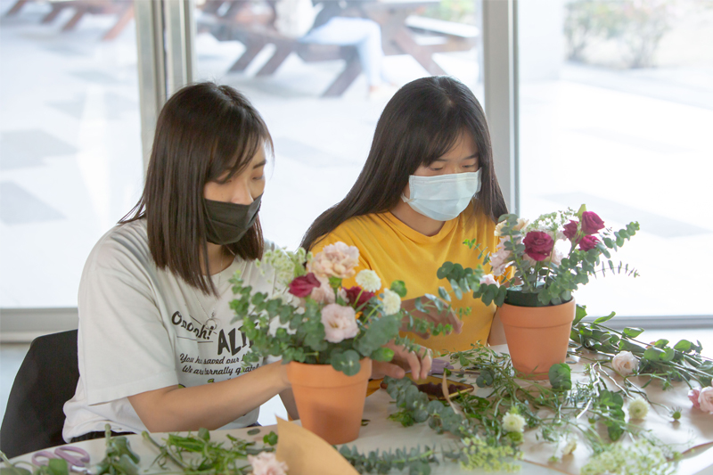 嘉藥同學專心製作盆花為母親節手做禮物