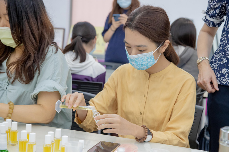 同學們專心製作給媽媽的禮物