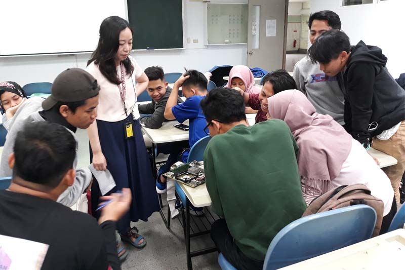 嘉藥印尼專班同學在資管系老師身上學到許多資管專業知識