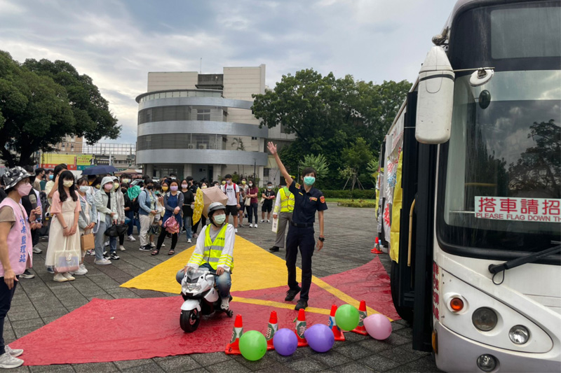 嘉藥學生體驗大型車視野死角互動式活動