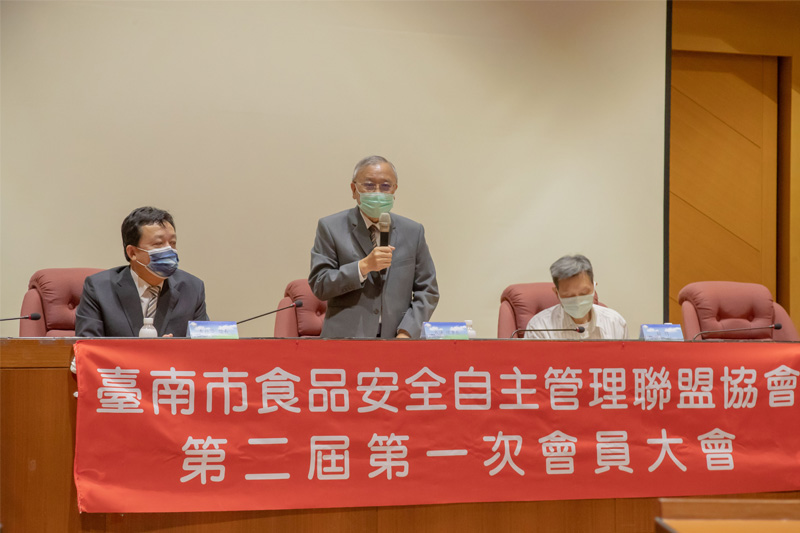 台南市副市長戴謙(中)推崇嘉藥對學術教育的投入
