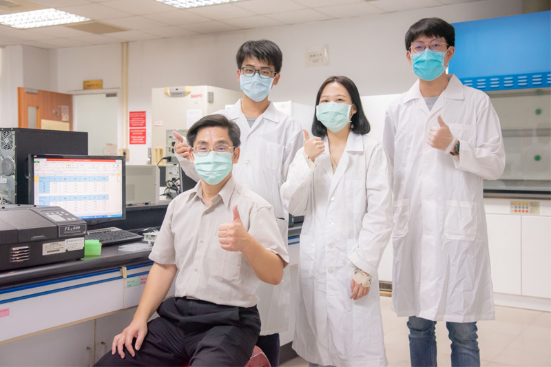 嘉藥陳師瑩老師團隊利用芝麻殼透過菌種發酵研發出可以降三高的保健食品