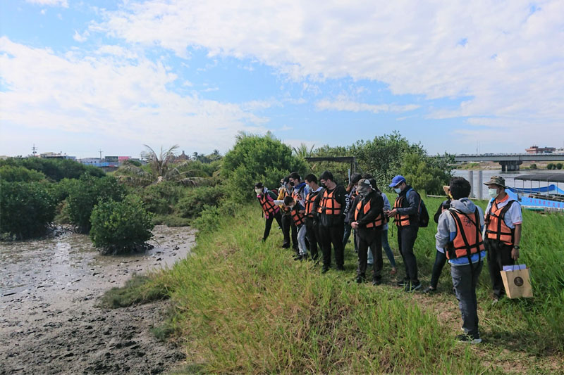 學員在白砂崙濕地觀察生物棲息情形