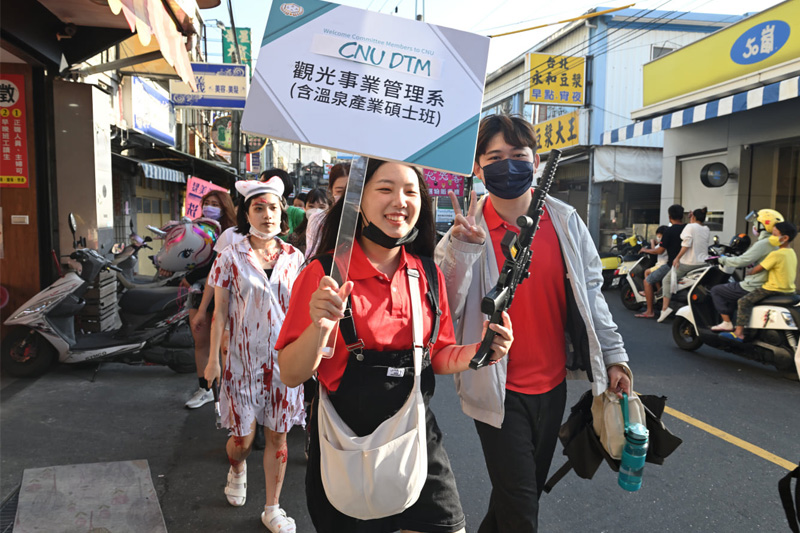 嘉藥觀光系創意設計以特殊裝扮引領大小朋友「假鬼假怪遊灣裡」