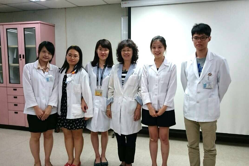 嘉藥藥學系鍾雅薇(左二)在高醫實習期間就立志以臨床藥師為目標