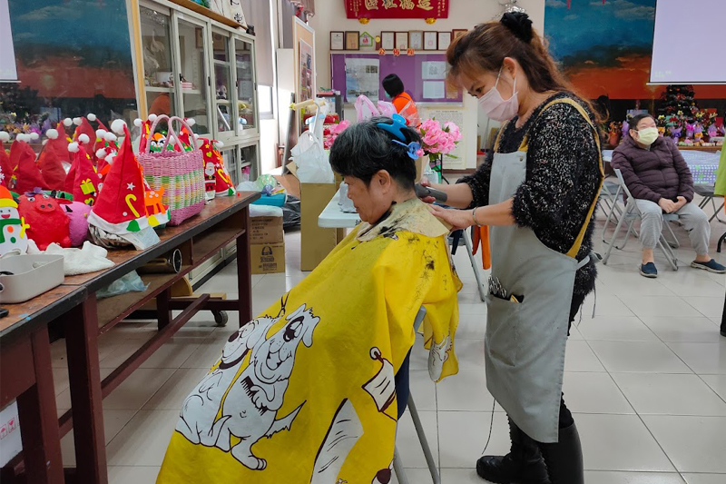 嘉藥師生幫助港仔西長輩漂亮過好年