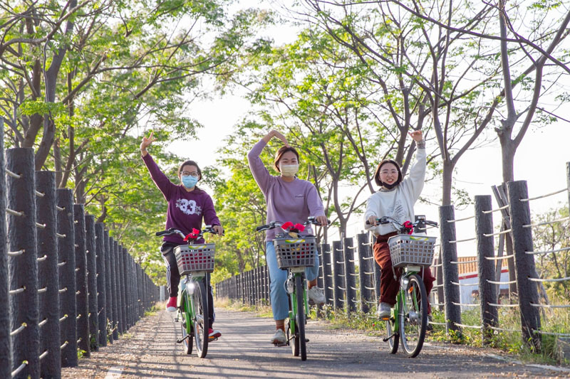 嘉藥同學邊欣賞黃金海岸夕陽邊騎車緩解壓力