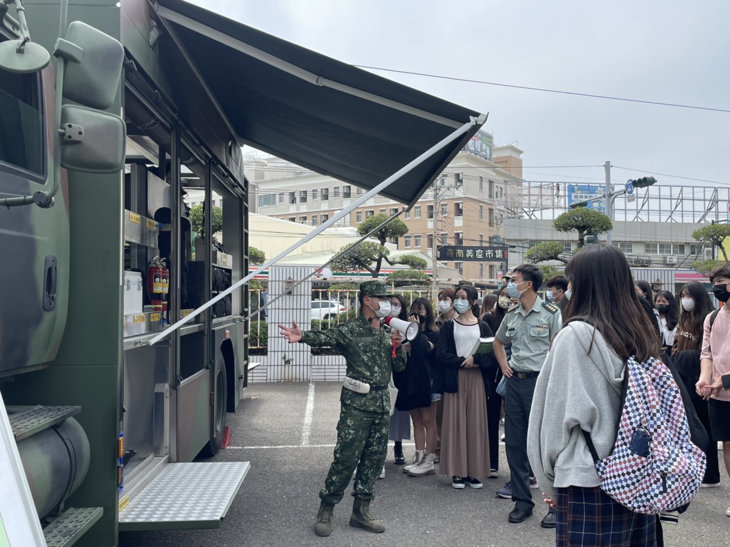 國軍第八軍團衛嘉藥學生介紹核子緊急應變裝甲車設備