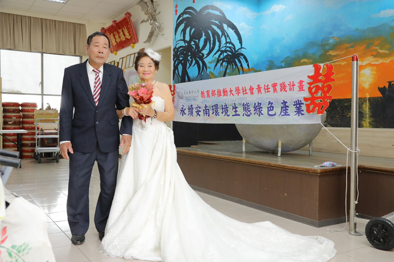 郭恭安阿公跟黃鳳月阿嬤時隔多年後再次披上婚紗感受到滿滿的幸福
