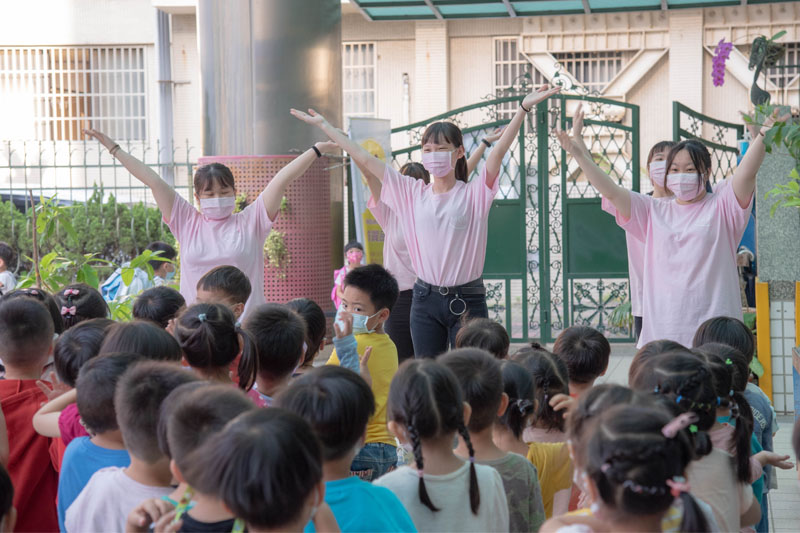 幼保系同學向幼兒示範表演完整律動歌曲