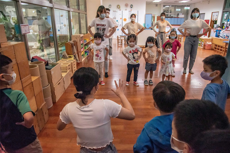 幼兒在台前與大家共舞，盡情忘我地扭動身體