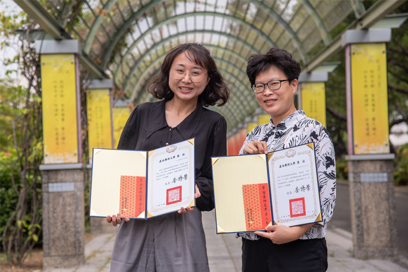 嘉藥陳秀桃(右)及何承芳(左)為國家營養師專技高考榜眼及探花