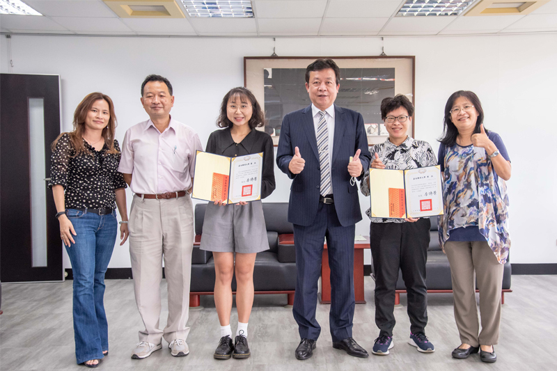嘉藥校長李孫榮(右三)親自頒贈獎狀及獎勵金給高中營養師的學生