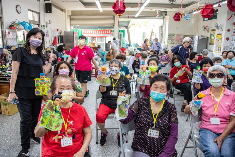 東榮社區的長者們對於「弄布袋戲」覺得非常新鮮有趣