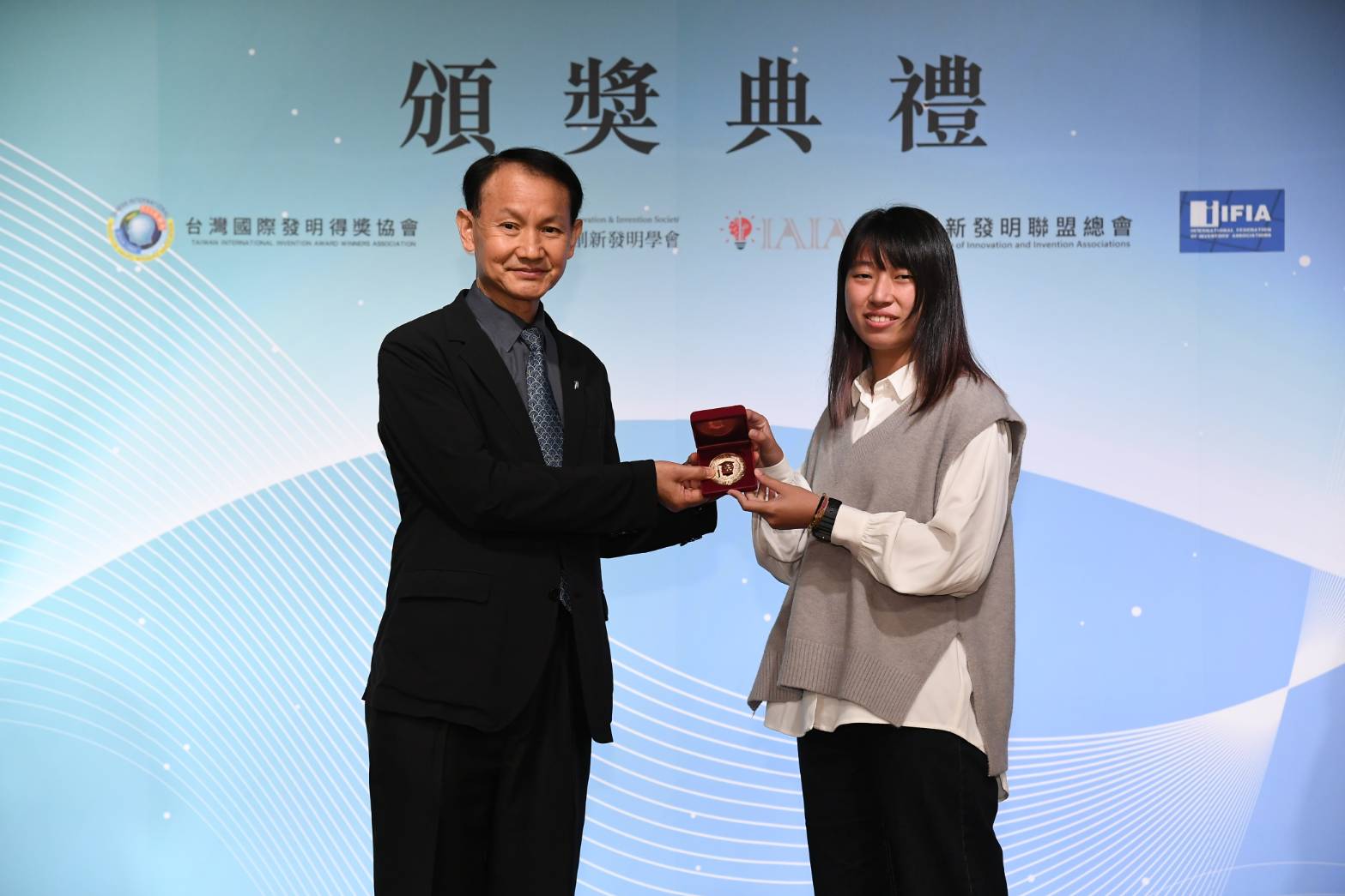 獲得金牌的「智慧植栽輔助系統」由鍾虹雯代表領獎