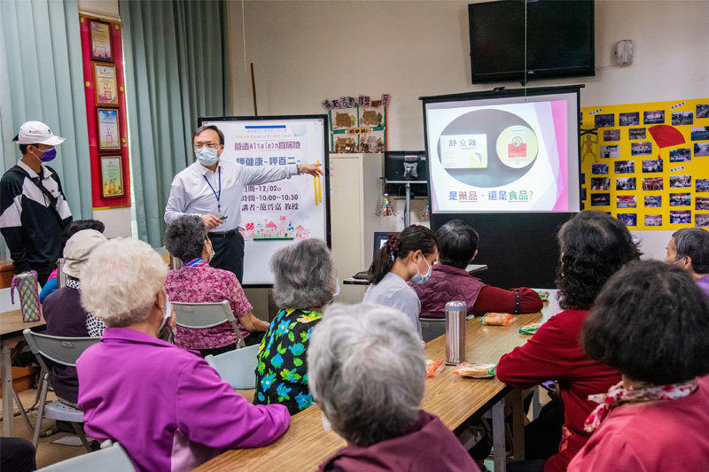 嘉藥高福系范晉嘉老師帶領長輩學習辨識食品標章