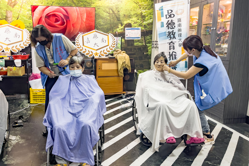 嘉藥崇德青年社與粧品教師、台南市女子美髮燙髮公會舉辦「老人關懷 義剪活動」