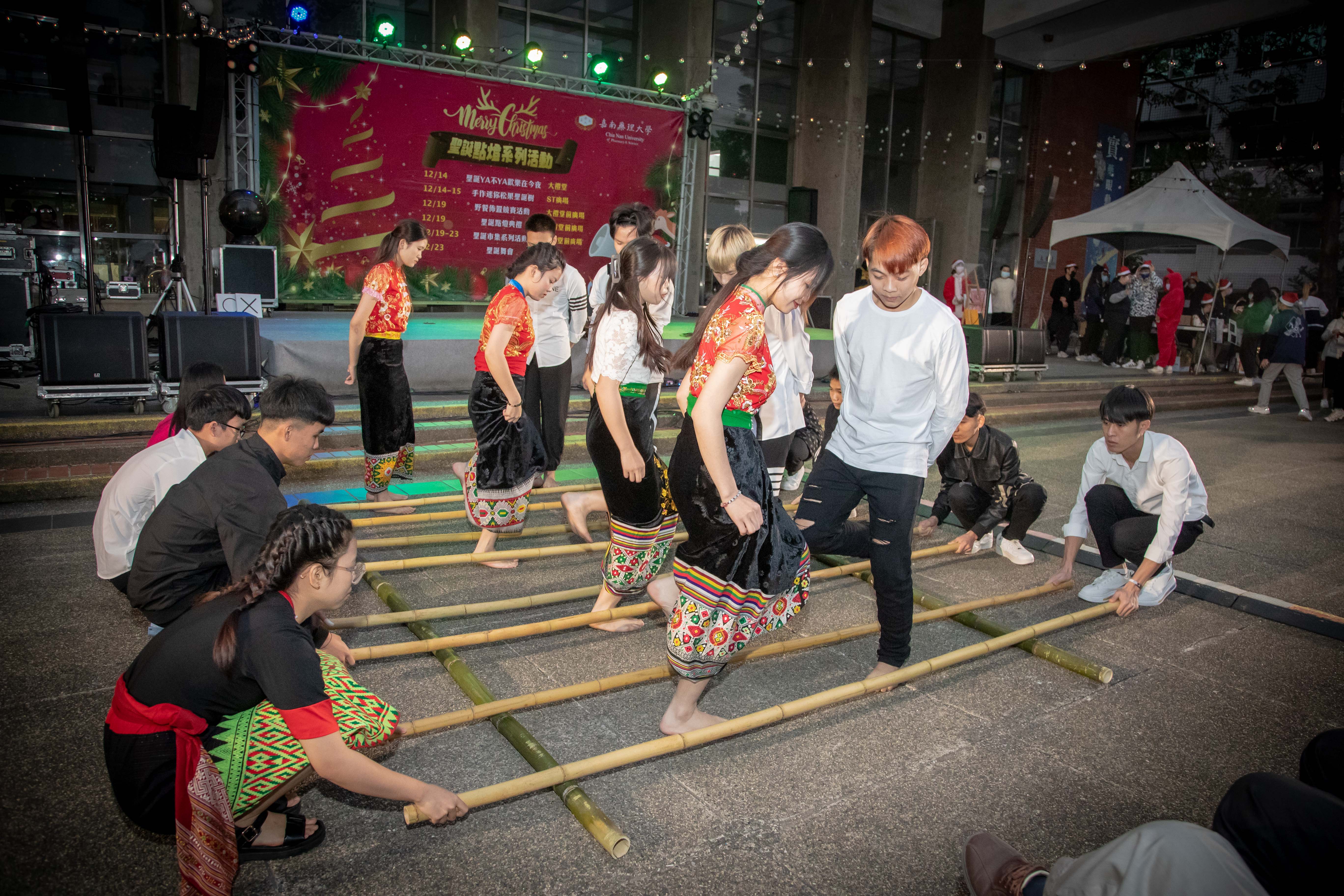 越南專班竹竿舞蹈為聖誕點燈儀式揭開序幕