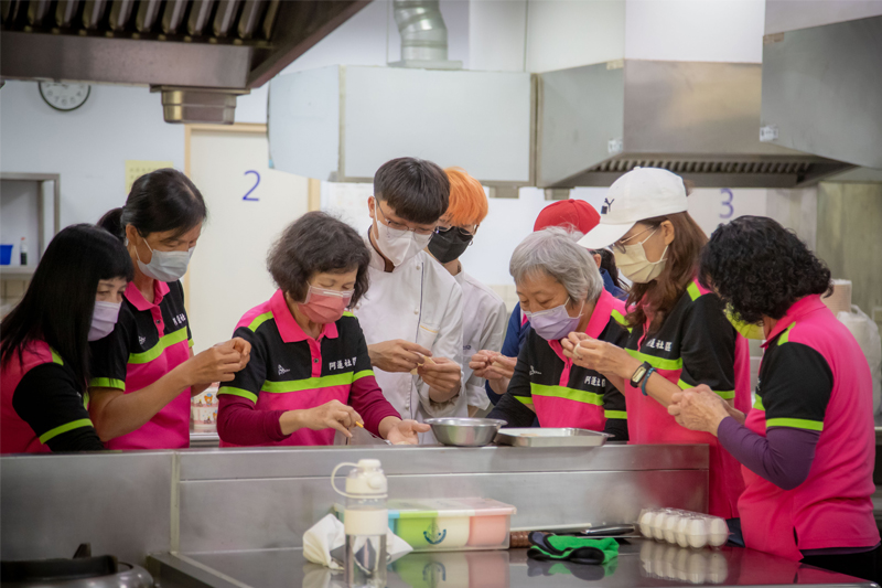 嘉藥餐旅系同學教導阿里區長輩製作低油、低脂、低鹽健康的餃子