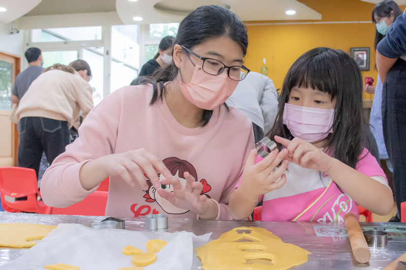 嘉藥幼保系訓練學生運用所學陪同幼兒手做餅乾