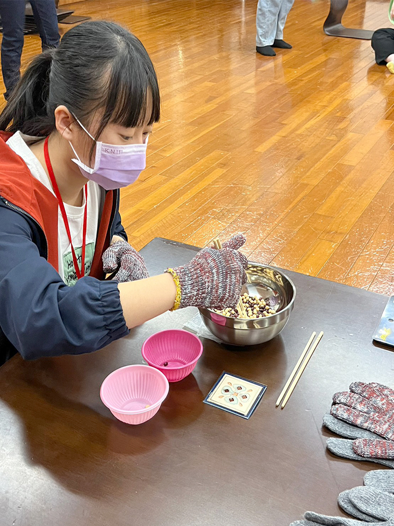 蒼老體驗活動，學員體會長者行動的不便