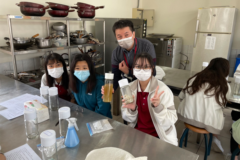 嘉藥生活系戴三堡老師教導高中生動手做發酵釀造「成年禮米酒」