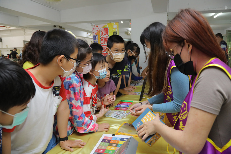 嘉藥紫錐花反毒社團用桌遊方式教導小孩反毒知識