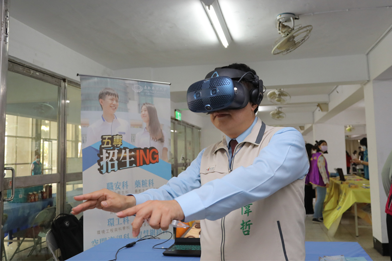市長黃偉哲體驗嘉藥學生研發的VR反毒遊戲