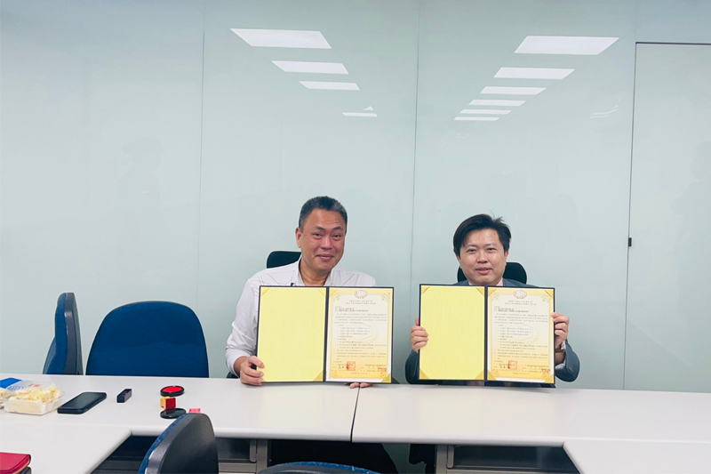 嘉藥觀光系主任甘其銓（右）與台南旅行公會理事長蔡承鴻代表簽約