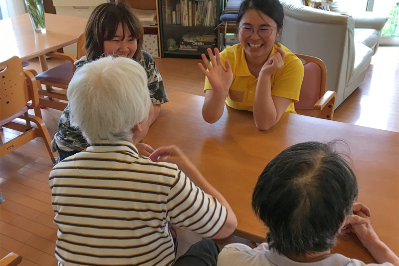 高福系學生在日本協助長者進行團體家屋活動