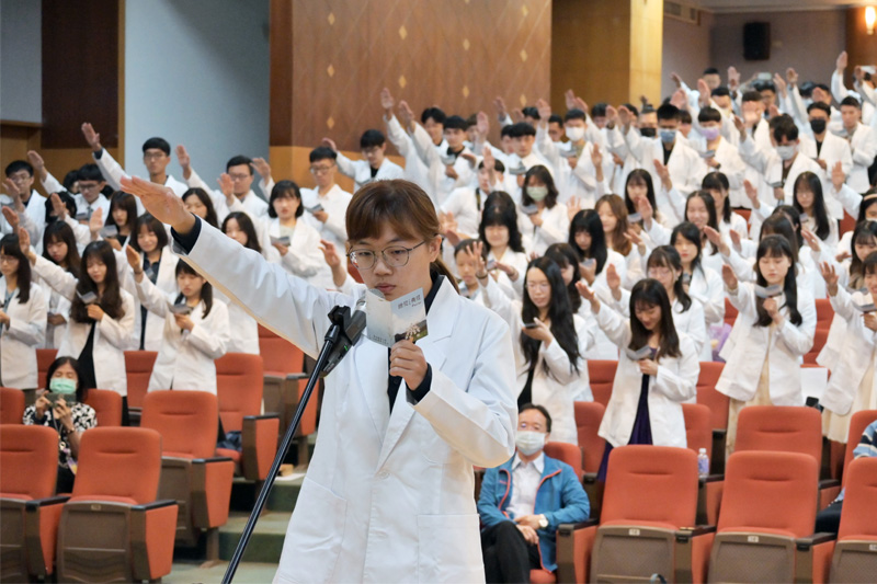 學生代表陳羿霏引領全體嘉藥藥學系實習生宣讀藥師誓詞