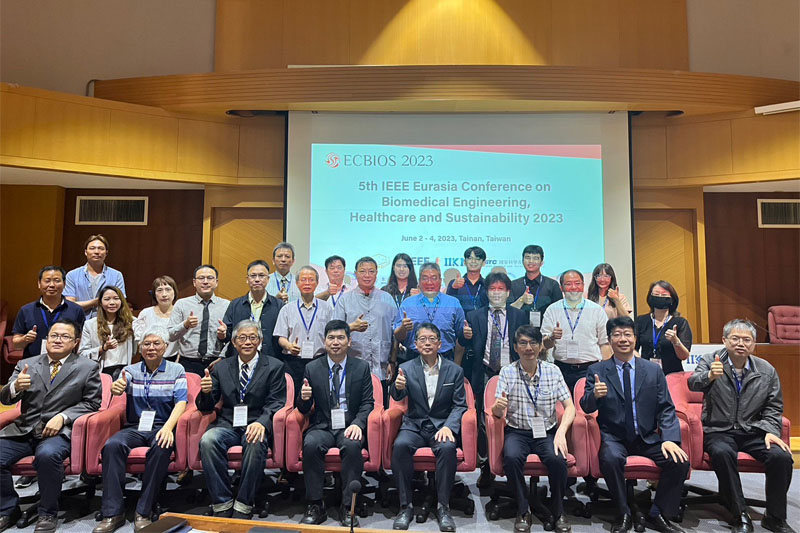 「IEEE 2023 年生物醫學工程、醫療保健和永續發展研討會」開幕現場與會學者合照