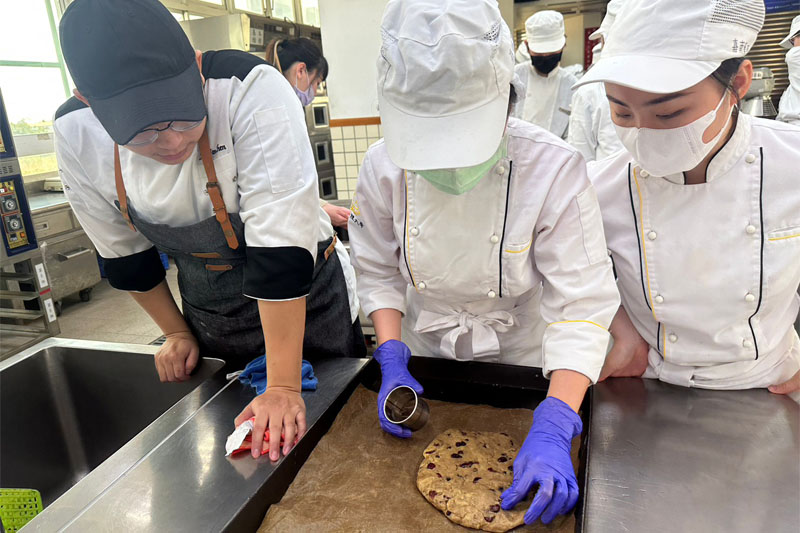 嘉藥餐旅系同學手工製作充滿愛的手工餅乾