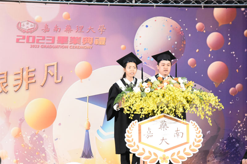畢業生代表廖偵羽(左)及蔡優金(右)代表畢業生致詞
